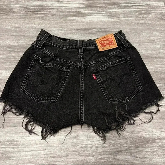 Levi's 501 Original Women's High-Rise Jean Denim Shorts Raw Hem Sz 28 - Picture 4 of 10